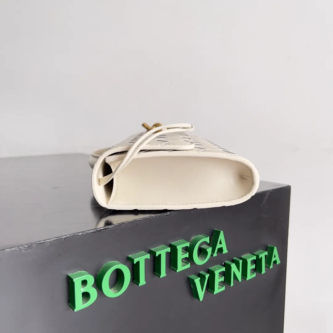The batch of 1360 BV Andiamo evening handbags has been heavily planted again~ The designer aesthetics in the era of economic downturn are back. I fall in love with it at first sight and can't put it down. It's so beautiful and full of aura. The shape and texture are very competitive. It's light in weight and has sufficient capacity. It's a must-have for fashionistas. It's suitable for many occasions, minimalist, high-end and light luxury. Model No.: 741511 Size: 31*13*3cm